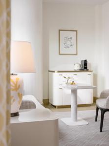 Letto o letti in una camera di Lanson Place Causeway Bay, Hong Kong
