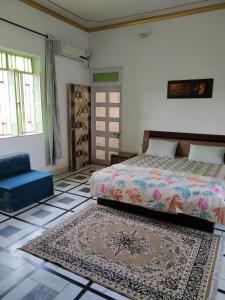 1 dormitorio con cama, puerta y alfombra en Pahasu House, en Jaipur