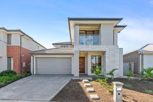 ein Haus mit einer Garage davor in der Unterkunft Point Cook's Spacious and Comfy 4BR/3BA Haven! in Point Cook