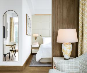 Letto o letti in una camera di Lanson Place Causeway Bay, Hong Kong