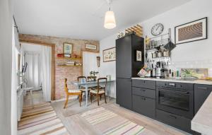 Una cocina o zona de cocina en Gorgeous Home In Hornbk With Kitchen