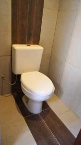 W pokoju znajduje się łazienka z białą toaletą. w obiekcie Casa de Campo w mieście Santa Cruz de la Sierra