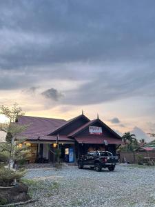 un camión estacionado frente a una gasolinera en Maifa Village Chalet en Kuala Terengganu