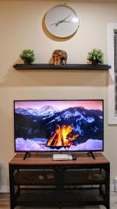 TV in/ali zabaviščno središče v nastanitvi Chalet Labonté