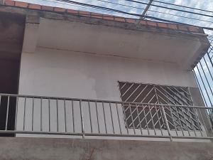 - un balcon avec une balustrade en métal sur un bâtiment dans l'établissement Hospedaje Camila, à Pucallpa