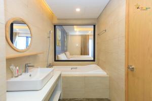 y baño con lavabo y espejo. en CĂN HỘ View Biển FLC Sea Tower -Quy Nhơn, en Quy Nhon
