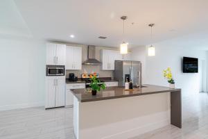 Una cocina con gabinetes blancos y encimera. en Comfy 3 Bed 2 Bath Apt W Free Parki, en Hallandale Beach