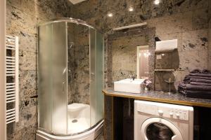 a bathroom with a washing machine and a sink at Schönbrunn Palace Apartments FREE Parking and 24h Check-In in Vienna