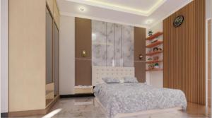1 dormitorio con cama y espejo grande en Sumarsi Homestay Mitra RedDoorz en Demangan