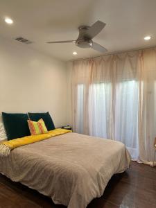 מיטה או מיטות בחדר ב-Grand 3 Bedroom Luxury Quiet Private Home Centrally Located
