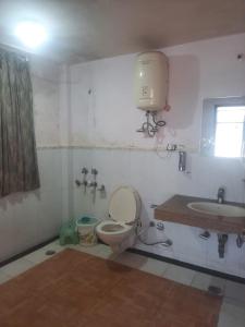 uma casa de banho com um WC e um lavatório em Indraprastha Cottage em Dharmsala