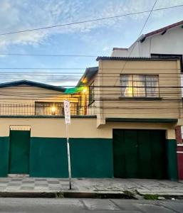 ein Haus ohne Parkschild davor in der Unterkunft Apartamento centrico en zona residencial in La Paz