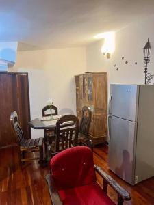 eine Küche mit einem Tisch und einem Kühlschrank in der Unterkunft Apartamento centrico en zona residencial in La Paz