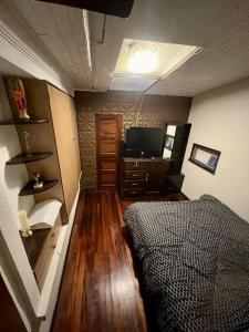 ein Schlafzimmer mit einem Bett und einem TV in der Unterkunft Apartamento centrico en zona residencial in La Paz