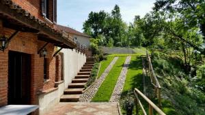 Сад в Lanterna delle Fate House and swimming pool for exclusive use
