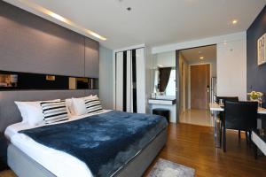 une chambre avec un grand lit et une cuisine dans l'établissement Luxury Modern Garden View Apartment, à Chiang Mai 68 autres photos