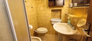 une petite salle de bain avec toilettes et lavabo dans l'établissement Appartamento Dolce Vita, à Jesi 55 autres photos