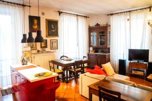 un salon avec un canapé et une table dans l'établissement Appartamento Dolce Vita, à Jesi