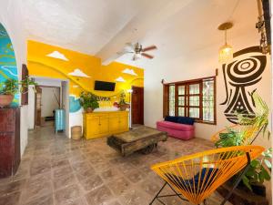 Casa Elvira Hostal في Buenavista: غرفة معيشة بجدران صفراء وسقف اصفر