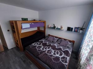 ein Schlafzimmer mit einem Bett mit einem Holzrahmen in der Unterkunft House of Relax in Řečany nad Labem
