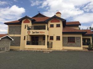 un edificio con el nombre de la tienda de la granja en Jari Inn Bistro en Ngong