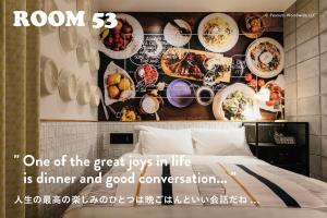 ein Poster mit Essen an einer Wand über einem Bett in der Unterkunft ピーナッツホテル/PEANUTS HOTEL in Kōbe