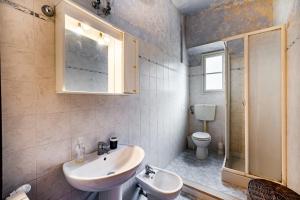 Phòng tắm tại Casa Giovanni - Relax Among Greenery - Happy Rentals +32 ảnh