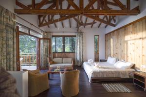 una camera da letto con un letto, un divano e un tavolo di Sunbird Villas a Glacis