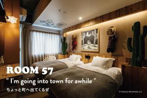 神戸市にあるピーナッツホテル/PEANUTS HOTELのベッドルーム(ベッド2台付)とサボテン