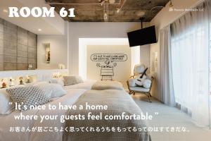 1 dormitorio con 1 cama y TV. en ピーナッツホテル/PEANUTS HOTEL, en Kobe