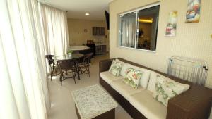 sala de estar con sofá y mesa en 1072 - Apartamento 3 suítes Alto Padrão com SPA na Praia de Bombinhas, en Bombinhas