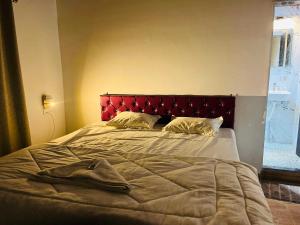 Ein Bett oder Betten in einem Zimmer der Unterkunft OYO Krushnleela Regency