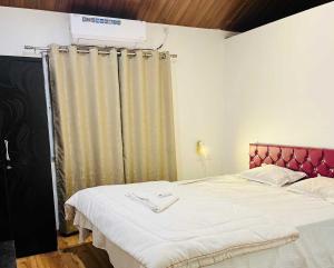 Ein Bett oder Betten in einem Zimmer der Unterkunft OYO Krushnleela Regency