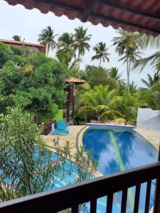 vistas a la piscina desde el balcón de un complejo en Ecolodge Batel Alagoas, en Coruripe