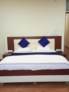 En eller flere senge i et værelse på HOTEL HIMALAYA