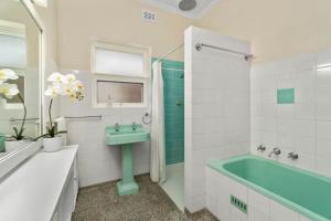 Ένα μπάνιο στο Bellevue Heights HolidayHome - Flinders Uni & Med +17 φωτογραφίες