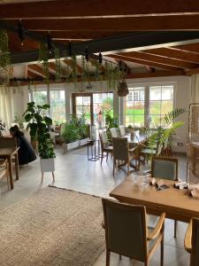 een restaurant met tafels en stoelen en potplanten bij The Resting Place in Lemgo