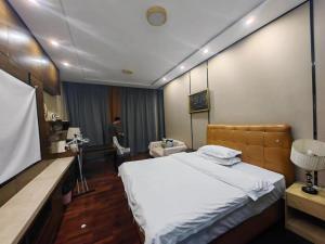 邻致公寓（东站中汇店）客房内的一张或多张床位