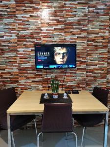 TV o dispositivi per l'intrattenimento presso Modern 1BR with balcony and 100mbps wifi