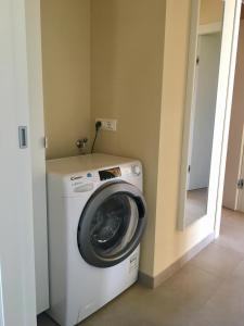 Φωτογραφία από το άλμπουμ του Casa con ampio terrazzo, vista lago e giardino σε Toscolano Maderno