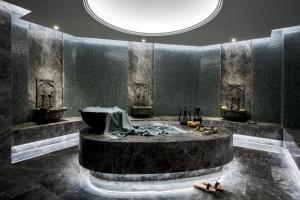 阿達拉的住宿－Princes' Palace Resort, Buyukada，中间设有大浴缸的房间