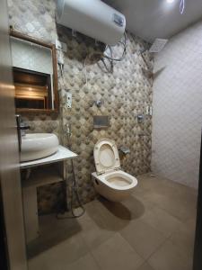 西姆拉的住宿－Shimla Royale - Mountain Zest，一间带卫生间、水槽和镜子的浴室