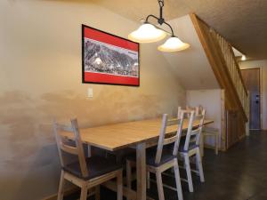 Timbernest 2b في بريان هيد: غرفة طعام مع طاولة وكراسي خشبية