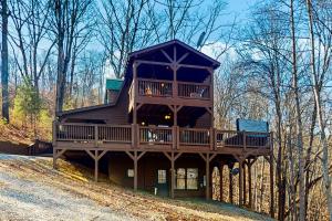 Cette grande maison en bois possède un balcon dans les bois. dans l'établissement The Wolf Den, à Ranger
