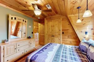 ein Schlafzimmer mit einem Bett und einer Holzdecke in der Unterkunft The Wolf Den in Ranger