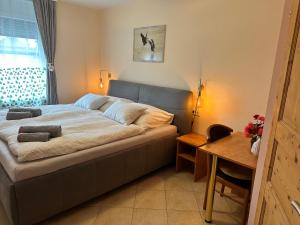 duże łóżko w pokoju ze stołem w obiekcie Brauner Bär w mieście Altenberg
