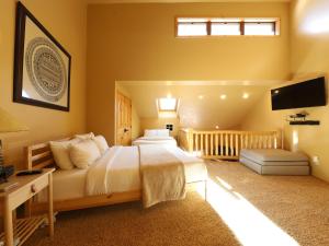 Timbernest 2b في بريان هيد: غرفة نوم بسرير كبير وتلفزيون