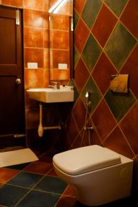 マラリクラムにあるMarari Beach Palaceのバスルーム(トイレ、洗面台付)
