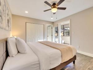 une chambre avec un lit et un ventilateur de plafond dans l'établissement Copper Chase #201, à Brian Head 28 autres photos