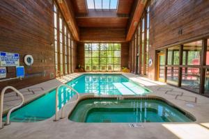 une grande piscine intérieure dans un immeuble dans l'établissement Copper Chase #201, à Brian Head